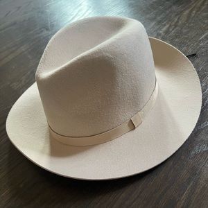 Aritzia hat